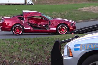 Shelby GT500 roztrzaskany w głupi sposób - WIDEO