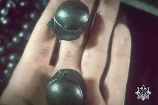 Policjanci znaleźli 340 worków z węglem. Były w nich prawie 4 tonu  