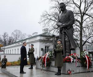 Andrzej Duda złożył wieńce przed pomnikami Ojców Niepodległości