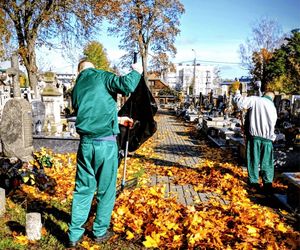 „Pamięć, szacunek, resocjalizacja” – więźniowie posprzątali na Cmentarzu Centralnym w Siedlcach