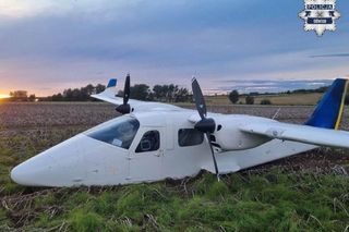 Samolot awaryjnie lądował na polu rolnym. Na miejscu interweniowały służby