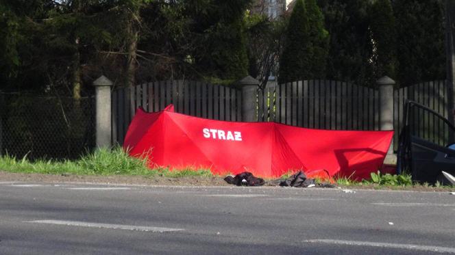 Tragiczny wypadek w Łazach. Motocyklista zderzył się z osobówką. Jedna osoba nie żyje