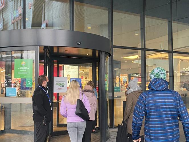 Galerie są już otwarte! Olsztynianie ruszyli na zakupy, kolejek nie brakuje [ZDJĘCIA]