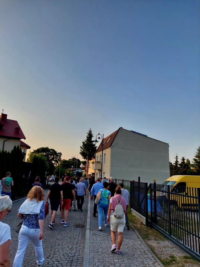 Magiczna Noc Świętojańska w Starym Fordonie. Spacer pod gwiazdami przyciągnął bydgoszczan i turystów