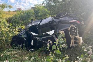 Pędził BMW i koziołkował na autostradzie. 20-latka znaleziono 400 m dalej