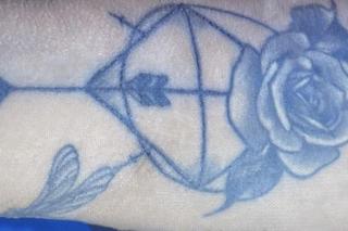 Zwłoki kobiety w lesie. Policja nie wie, kim jest. W identyfikacji pomogą tatuaże?.