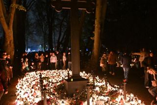   Setki migoczących zniczy. Tak wyglądają polskie cmentarze po zmroku. Zobacz niezwykłe zdjęcia