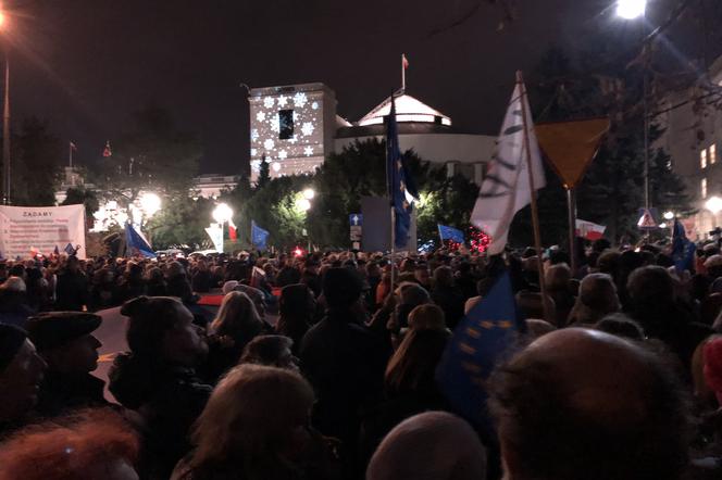Protesty w obronie niezależności sądownictwa przed Sejmem 