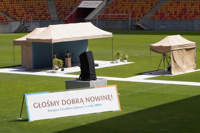 Kongres Świadków Jehowy Białystok 2024. Tłumy wiernych na Stadionie Miejskim