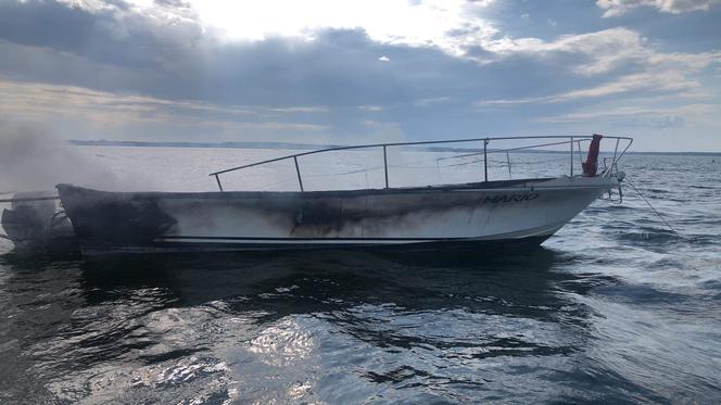 Pożar łodzi motorowej na Śniardwach! Trzy poparzone osoby, jedna ciężko ranna. "Cała łódź stała w ogniu" [ZDJĘCIA]