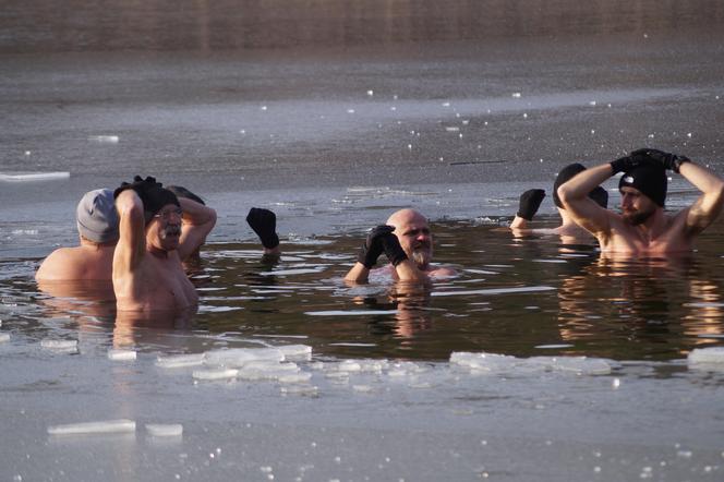 Lodowata woda im niestraszna! Za nami kolejne morsowanie w Pieckach pod Bydgoszczą