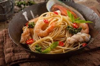 Spaghetti z krewetkami na winie: aromatyczne danie obiadowe [przepis]