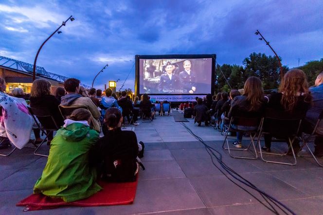 Kino plenerowe przed Centrum Historii Zajezdnia