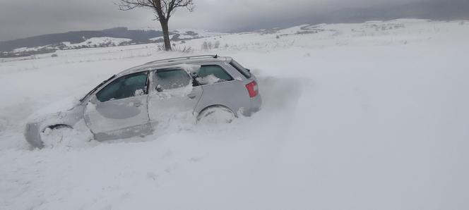 Śnieg zasypał auto 