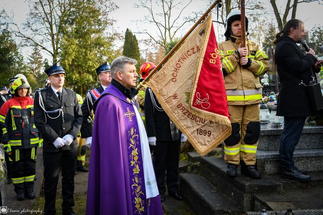 Tłumy na pogrzebie Pawła. Dziennikarz i druh OSP spoczął na cmentarzu we Włocławku