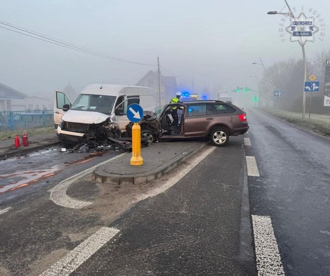 Wypadek na D44 w w Tychach. Samochód osobowy zderzył się czołowo z busem