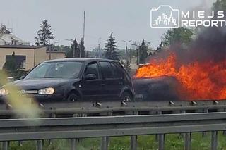Wielki pożar auta na A2 pod Warszawą. Korek na autostradzie miał kilka kilometrów