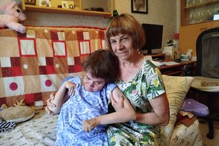 Ma uszkodzony kręgosłup, bo codziennie dźwiga 31-letnią córkę. Pomożesz?