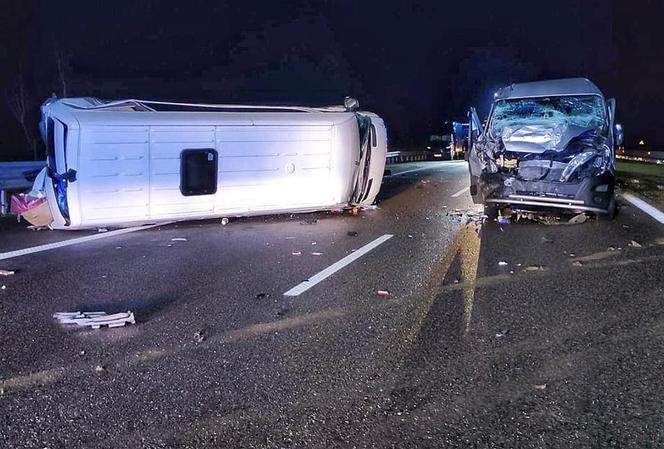 Zderzenie busów na autostradzie