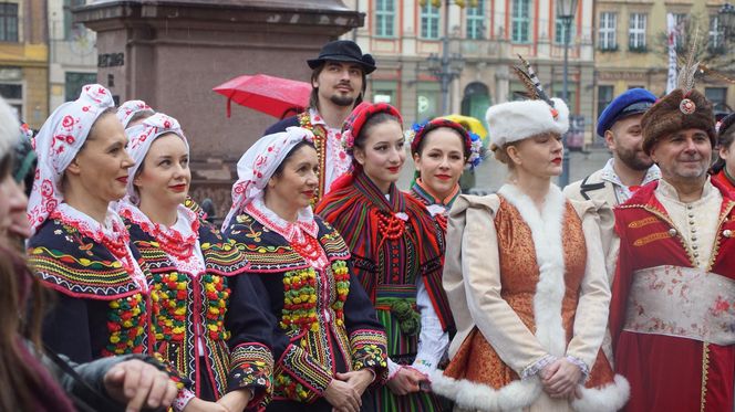 Polonez dla Fredry 2025 we Wrocławiu. Maturzyści zatańczyli na Rynku [ZDJĘCIA]