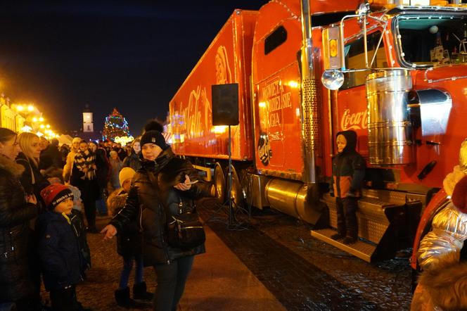 Ciężarówka Coca-cola w Białymstoku! Świąteczna atrakcja przyciągnęła tłumy mieszkańców na Rynek Kościuszki