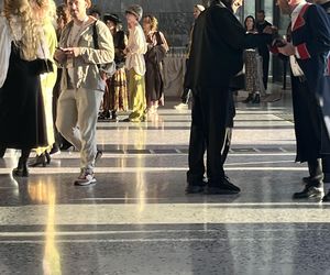Tak wspiera ukochaną! Quebonafide na premierze. Nie chciał, żeby go zauważyli!