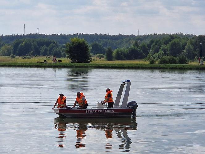 Strażacy i wędkarze badają przyczynę śnięcia ryb w zalewie "Muchawka"