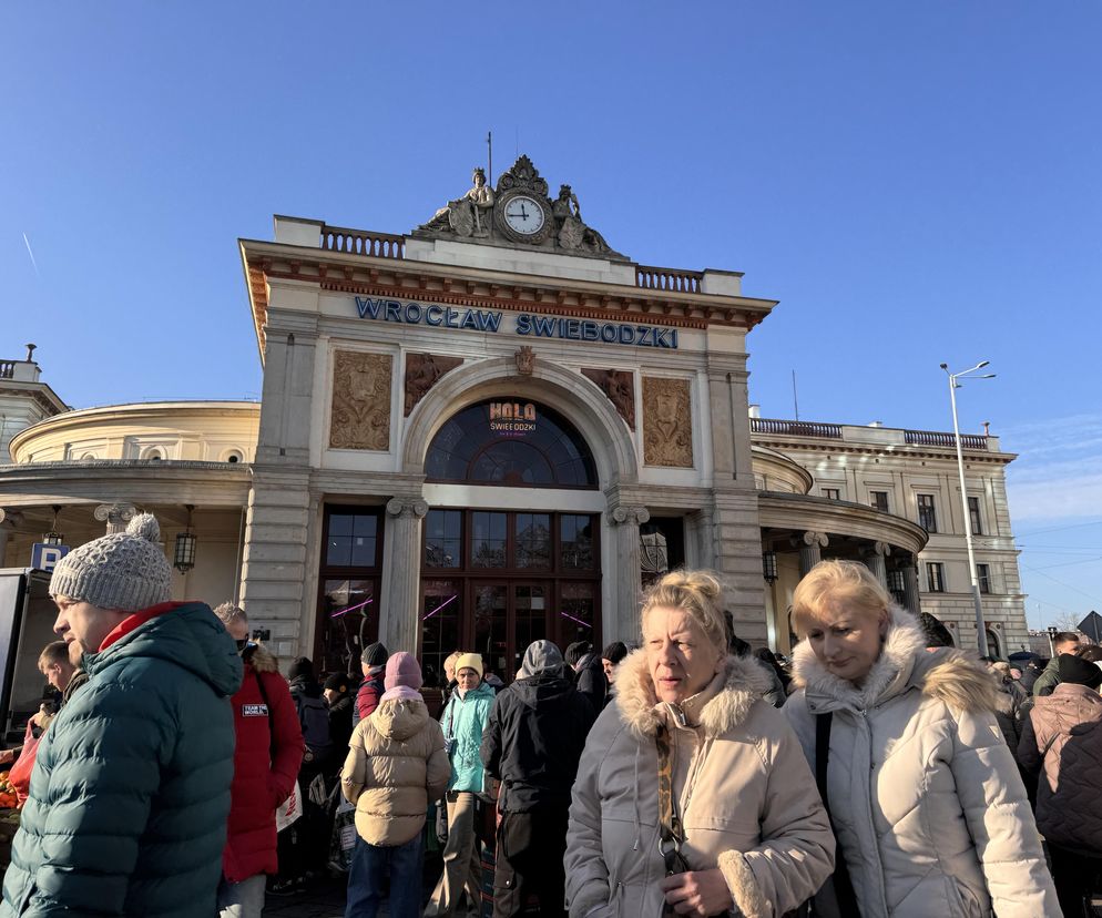 Tłumy na Dworcu Świebodzkim we Wrocławiu. Byliśmy na miejscu [ZDJĘCIA]