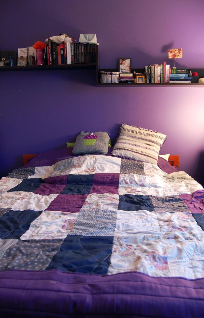 Nowoczesna aranżacja wnętrza: sypialnia fioletowa