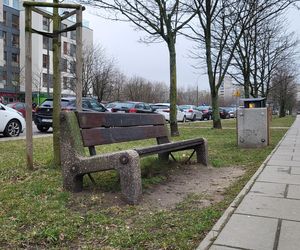 Na Ursynowie stare ławki zapadają się w ziemię, tuż obok powstał nowy chodnik