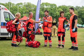 Na sygnale odc. 640. Dobromir Lisicki (Kamil Błoch), Britney (Paulina Zwierz), Zdzisio (Jarosław Gruda), Karolina (Klaudia Janas)