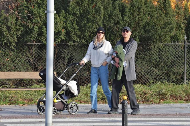 Krzysztof Ibisz z rodziną na spacerze