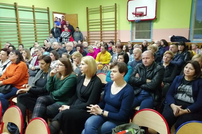 Rodzice walczą o szkołę w Pakosławsku od wielu miesięcy. Tu podczas jednego ze spotkań z Dolnośląskim Kuratorem Oświaty