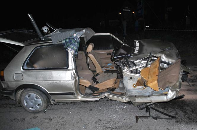 Barszcze: Wypadek, pijany kierowca golfa wjechał pod TIR-a, nie żyje pasażer ZDJĘCIA