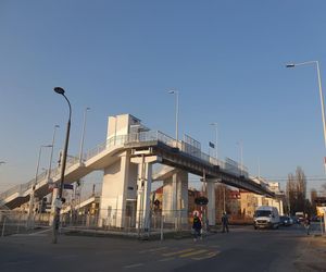  Takiego absurdu w Warszawie już dawno nie było. Mieszkańcy Pragi załamani po budowie kładki nad torami