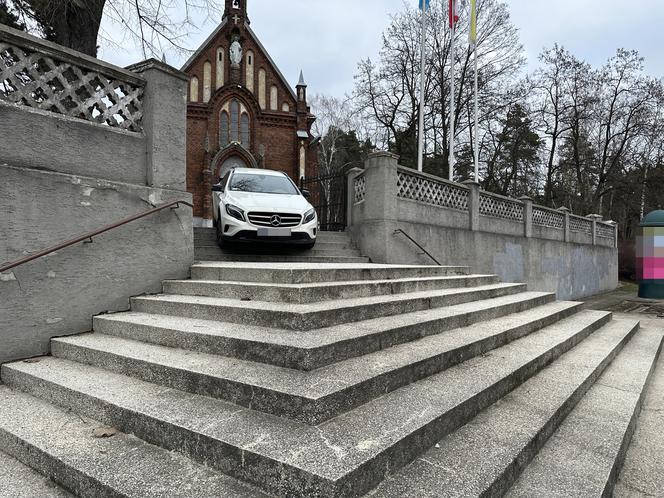 Auta spadają z kościelnych schodów. To kolejny taki przypadek