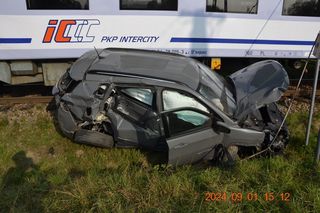 Chwile grozy na przejeździe kolejowym pod Tarnowem. Jeep utknął na torach, w auto wjechał pociąg osobowy