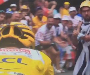 Kibic prawie doprowadził do wypadku na Tour de France. Kuriozalne zachowanie fana! Skandal to mało powiedziane