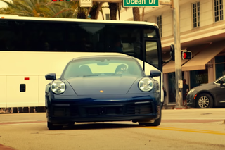 Zobacz całą scenę otwierającą z pędzącym Porsche z filmu Bad Boys For Life