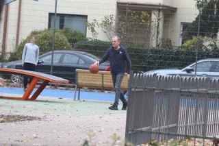 Tusk gra z wnukami w kosza