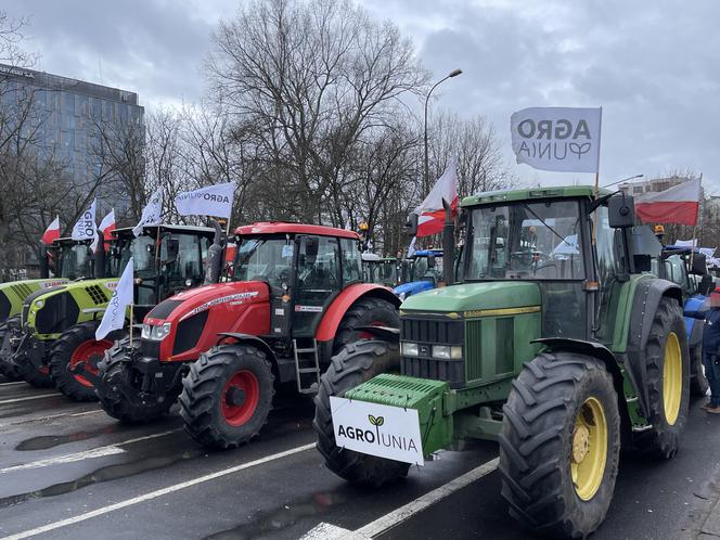 Ponad 100 ciągników jedzie do Warszawy. Rolnicy sparaliżują stolicę