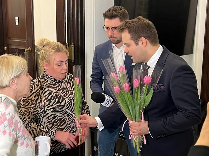 Protest niepełnosprawnych. Iwona Hartwich dostała kwiaty do Rafała Bochenka