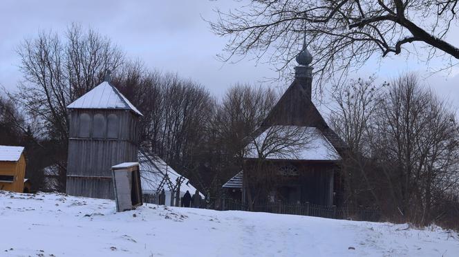 Cicho i wszędzie biało. Tak prezentuje się skansen w Lublinie w zimowej odsłonie! [GALERIA]