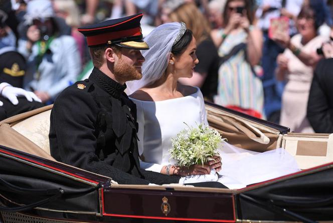 KSIĄŻĘ HARRY I MEGHAN MARKLE W KARECIE - TŁUMY.