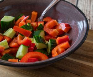 Smakowita sałatka wójtowej z ogórków, papryki i cebuli: ogórki na zimę do słoików