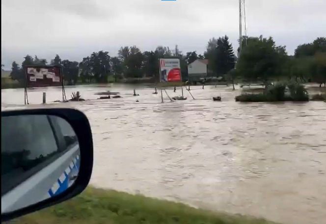 Bydgoscy policjanci pomagają mieszkańcom obszarów dotkniętych powodzią