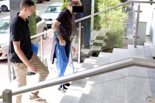 Daniel W. ruszył z młotkiem na policjanta. Potem padł strzał. 49-latek usłyszał zarzut