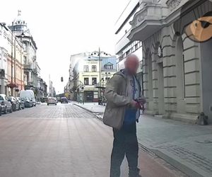 Wyjął pistolet na środku ulicy i wycelował w kobietę. Poszukuje go policja 