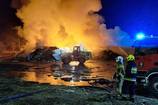 Strażacy walczyli z ogniem na składowisku odpadów w Bełżycach
