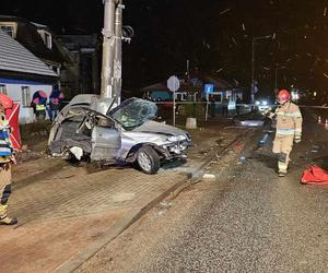 Opel zatrzymał się na słupie, dwóch 20-latków nie żyje